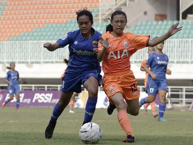 Gelandang Persija Jakarta Putri, Gisela Gwen, berebut bola dengan gelandang Persib Bandung, Reva Oktaviani, pada laga lanjutan Liga 1 Putri 2019 di Stadion Pakansari, Bogor, Kamis (7/11). Persib Putri menang 2-1 atas Persija Putri. (Bola.com/Yoppy Renato)