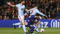 Bintang FC Barcelona, Lionel Messi (kanan) berusaha keluar dari tekanan pemain Celta Vigo pada laga Copa del Rey di Camp Nou stadium, Barcelona, (11/1/2018). Barcelona menang 5-0 atas Celta Vigo. (AP/Manu Fernandez)