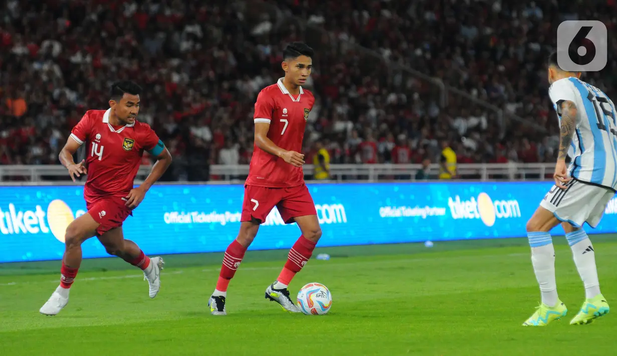 Kedua tim mengenakan seragam kebesaran, Indonesia merah dan Argentina biru-putih. (merdeka.com/Imam Buhori)