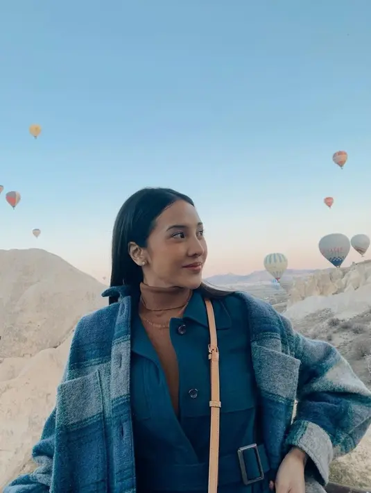 Anya makin terlihat cantik karena menggerai rambut panjangnya [instagram/anyageraldine]