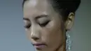 Seorang atlet Binaraga saat bersiap jelang pertandingan “Miss Sport Model 2015” di Korea Selatan, Minggu (10/5/2015). 550 atlet binaraga Korea Selatan bersaing untuk mendapat kesempatan berlaga di tingkat internasional. (AFP Photo/Ed Jones)