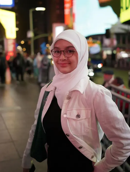 Di balik pesonanya, Khadeeja ternyata memiliki bakat menyanyi yang mengagumkan. Suaranya yang merdu sempat mencuri perhatian netizen saat ia menyanyikan lagu "Only Exception" dari Paramore. Penampilan Aisha berhijab kali ini semakin menunjukkan bahwa ia tak hanya cantik, tapi juga berbakat. (Liputan6.com/IG/@khadeejaisha)