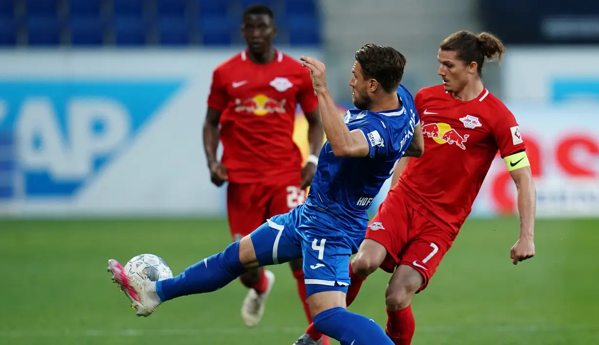 Gelandang RB Leipzig, Marcel Sabitzer, berebut bola dengan bek Hoffenheim, Ermin Bicakcic, pada laga lanjutan Bundesliga peka ke-30 di Rhein-Neckar Arena, Sabtu (13/6/2020) dini hari WIB. Leipzig menang 2-0 atas Hoffenheim. (AFP/Uwe Anspach/Pool)