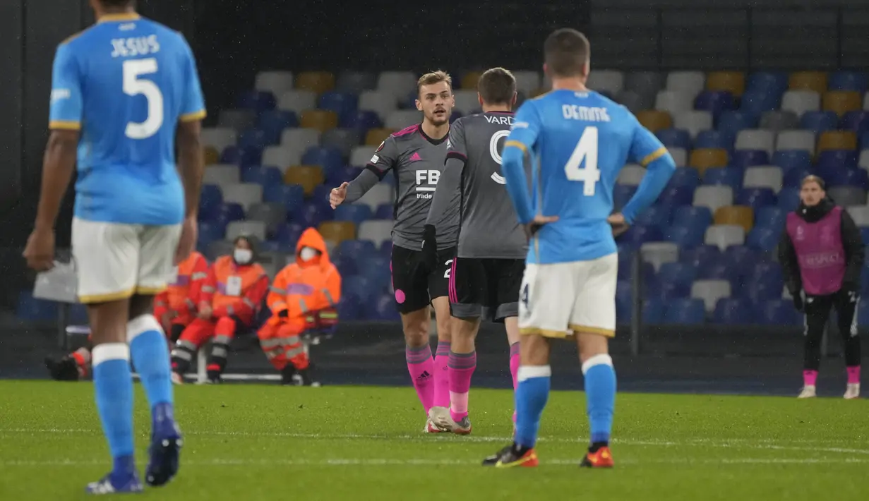 Bek Leicester City, Kiernan Dewsbury-Hall berselebrasi usai mencetak gol ke gawang Napoli pada pertandingan Grup C Liga Europa di Stadion Diego Armando Maradona di Naples, Italia (10/12/2021). Napoli menang atas Leicester City 3-2. (AP Photo/Gregorio Borgia)