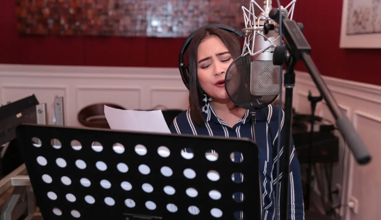 "Sebenarnya ini hadiah buat mereka, Pieter, William, Janssen, Hans, Hendrik supaya mereka seneng," ucap Prilly Latuconsina di studio milik Melly Goeslaw, kawasan Bintaro, Tangerang Selatan, Kamis (15/2/2018). (Adrian Putra/Bintang.com)