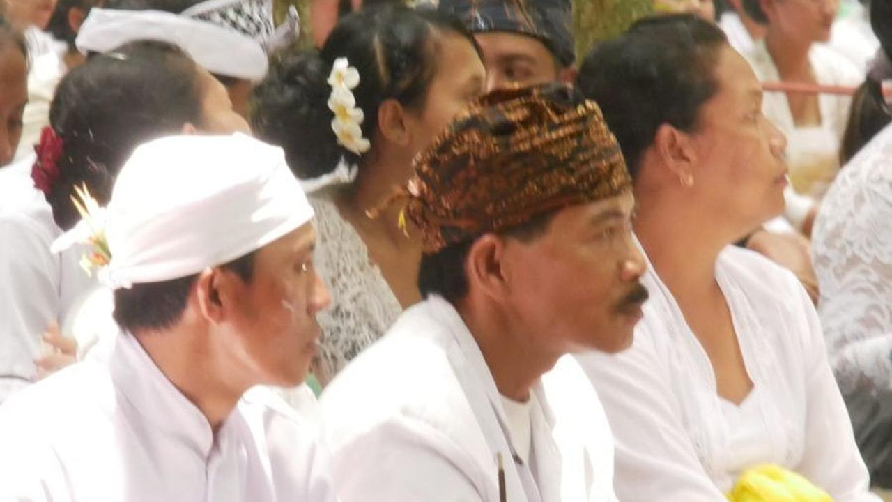 Jelang Nyepi, Umat Hindu Tengger Turun Gunung Gelar Upacara Melasti di Pantai Watu Pecak Lumajang