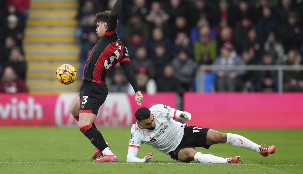 Pemain Liverpool, Mohamed Salah (kanan) berebut bola dengan pemain Bournemouth, Milos Kerkez dalam laga lanjutan Liga Inggris 2024/2025 di Vitality Stadium, Bournemouth, Inggris, Sabtu (02/02/2025). (AP Photo/Alastair Grant)