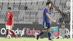 Dua pesepak bola Timnas Indonesia U-19 tertunduk usai mengalami kekalahan 1-4 atas Jepang U-19 pada laga uji coba babak kedua di Stadion Utama Gelora Bung Karno (SUGBK), Jakarta, Minggu (25/3). (Liputan6.com/Angga Yuniar)