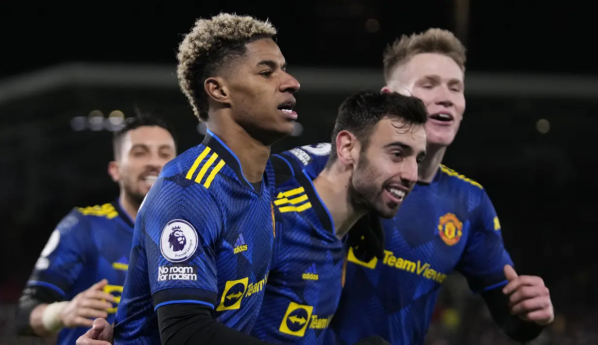 Manchester United semakin menjauh dengan unggul 3-0 pada menit ke-77. Marcus Rashford yang baru dimasukkan pada menit ke-71 menggantikan Mason Greenwood berhasil mencetak gol usai menerima umpan pendek Bruno Fernandes. (AP/Matt Dunham)