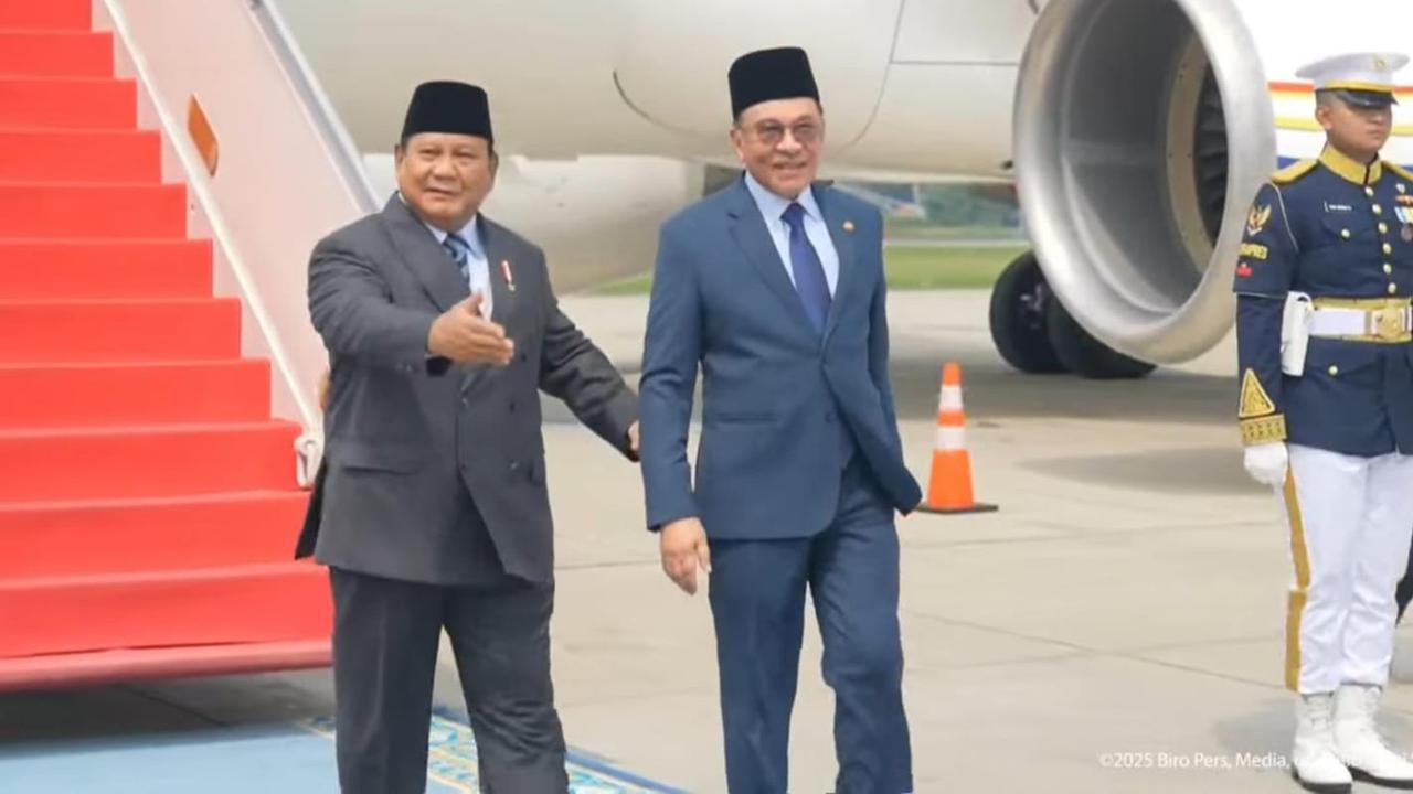 Sambutan Hangat Presiden Prabowo buat PM Malaysia Anwar Ibrahim di Halim Perdanakusuma