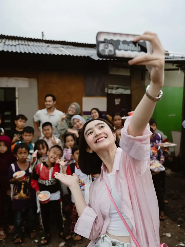 7 Momen Febby Rastanty Rayakan Ulang Tahun Bareng Anak-Anak di Kampung Pemulung