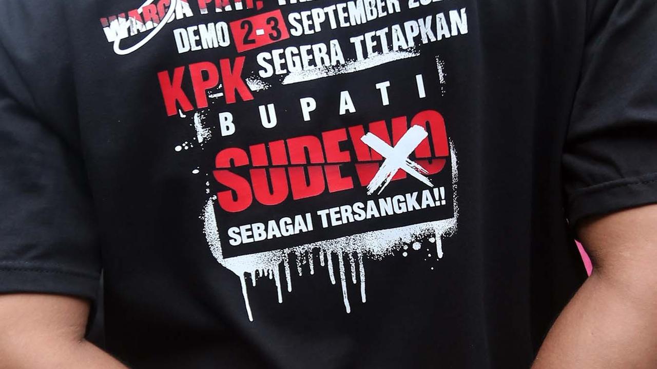 FOTO: Akasi Massa Desak KPK Tetapkan Bupati Pati Sudewo Tersangka