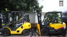 Barang bukti dua buah forklift tempat tersangka menyembunyikan narkotika dari Taiwan diamankan di Polda Metro Jaya, Jakarta, Kamis (2/11). Subdit II Ditresnarkoba Polda Metro Jaya berhasil menangkap tiga orang tersangka. (Liputan6.com/Immanuel Antonius)