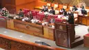 Wakil Ketua DPR Sufmi Dasco Ahmad menyampaikan pidato pada pembukaan Rapat Paripurna Pembukaan Masa Persidangan V Tahun Sidang 2021-2022 di Nusantara II, Kompleks Parlemen MPR/DPR-DPD, Senayan, Jakarta, Selasa (17/5/2022). Rapat paripurna hari ini menandakan DPR kembali aktif bersidang setelah selesai menjalani masa reses. Hadir 76 anggota yang secara fisik, 252 secara virtual dan izin 5 anggota. Sehingga total kehadiran rapat paripurna hari ini adalah 333 dari 575 anggota DPR. (Liputan6.com/Angga Yuniar)