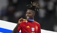 Pemain Timnas Spanyol, Nico Williams, memamerkan medali juara Euro 2024. (AP Photo/Manu Fernandez)