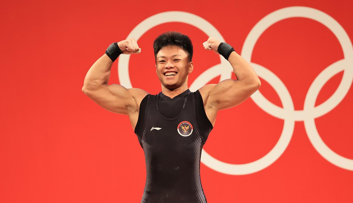 Rahmat Erwin Abdullah yang baru berusia 20 tahun merupakan anak kandung dari mantan lifter nasional, Erwin Abdullah, yang kini juga berstatus sebagai pelatih yang menanganinya menjelang berlomba di Olimpiade Tokyo 2020. (Foto: NOC Indonesia)