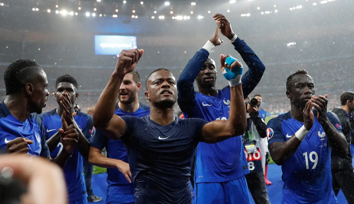 Para pemain timnas Prancis melakukan selebrasi usai menang atas Islandia dalam laga babak perempat final Piala Eropa di Stade Velodrome, Perancis, (3/7). Prancis melaju ke Semifinal usai menang atas Islandia dengan skor 5-2. (REUTERS/Darren Staples)