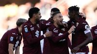 Pemain Torino merayakan gol Nikola Vlasic ke gawang Cremonese yang dikawal kiper Timnas Indonesia, Emil Audero, pada laga pekan ke-15 Serie A di Stadio Olimpico Grande Torino, Sabtu (13/12/2025) malam WIB. (Fabio Ferrari/LaPresse via AP)