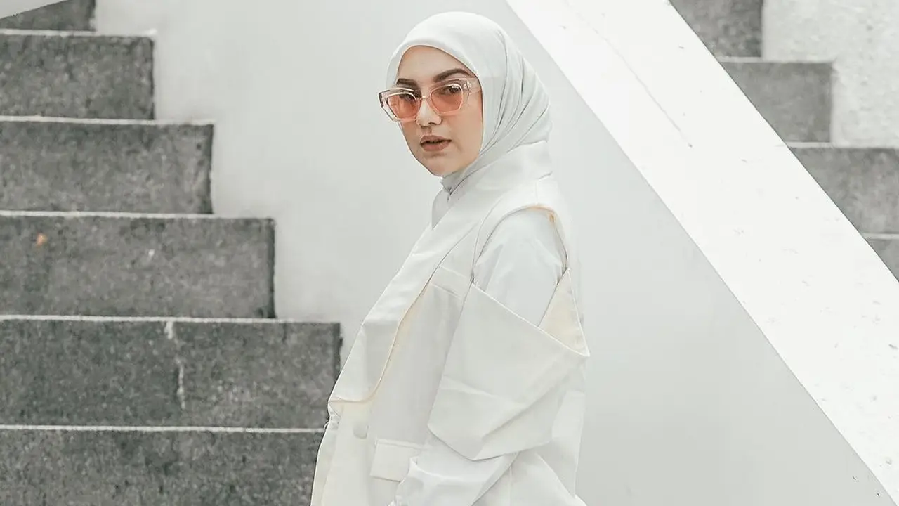 6 Gaya Irish Bella Pasca Melahirkan Anak Kedua, Makin Cantik dan Stylish