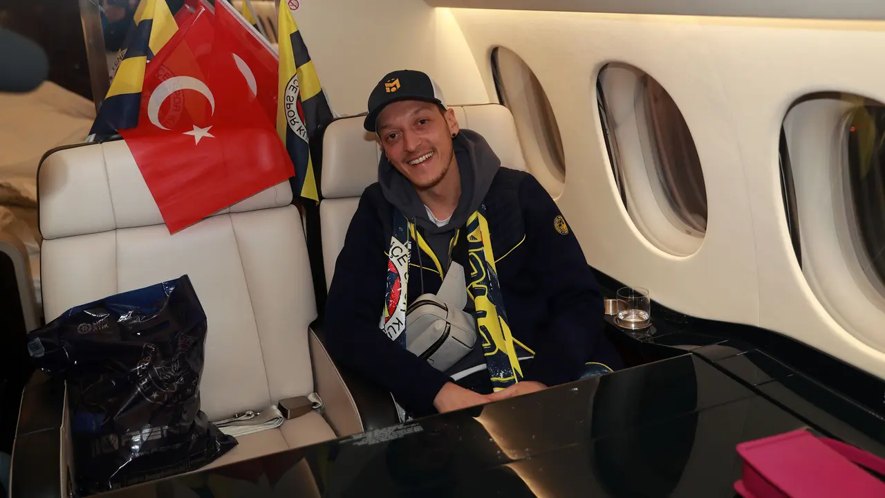 Senyum Mezut Ozil Resmi Merapat ke Fenerbahce