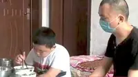 Perjuangan Lu Zikuan demi selamatkan ayahnya yang menderita leukemia. (Sumber: Weibo/Pear Videos)