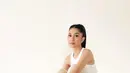 Bahkan, netizen kompak menyebut penampilan Mikha Tambayong saat pemotretan sebagai Ariana Grande versi Indonesia. Setuju nggak sahabat Fimela? (Instagram/mikhatambayong).