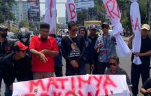 Kecewa, Relawan Jokowi Pasang 'Pocong' Bertuliskan Gibran