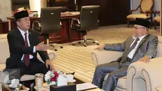 Ketua MKD Surahman Hidayat (kiri) saat menemui Ketua DPR Ade Komaruddin di ruangan Pimpinan DPR RI, Jakarta, Senin (2/1). Pertemuan membahas rencana menyusun Undang Undang Etika pada lembaga perwakilan. (Liputan6.com/Angga Yuniar)
