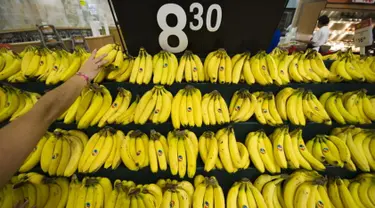 Pisang kaya akan magnesium maka itu pisang baik Anda makan sebelum tidur, bukan saat sarapan. Buah ini dapat membantu untuk mengendurkan otot-otot setelah lelah beraktivitas seharian. (AFP PHOTO/Ronaldo SCHEMIDT)