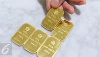 Harga jual emas batangan Antam ukuran satu gram dibanderol di harga Rp 599.000 per gram, Jakarta, Senin (10/10). Jumlah itu tidak mengalami perubahan dari harga perdagangan akhir pekan kemarin, yakni Rp 599.000 per gram. (Liputan6.com/Angga Yuniar)