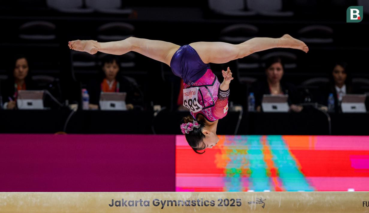 Pesenam Jepang, Aiko Sugihara beraksi pada nomor balok keseimbangan dalam Kejuaraan Dunia Gimnastik 2025 di Indonesia Arena, Senayan, Jakarta, Senin (20/10/2025). (Bola.com/Bagaskara Lazuardi)