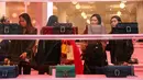 Calon pembeli melihat-lihat tas selama Boxing Day di Selfridges, Oxford Street, London, Rabu (26/12). Boxing Day merupakan tradisi hari belanja terbesar tahunan yang dirayakan sehari setelah hari Natal. (Isabel Infantes/PA via AP)