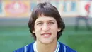 Gary Lineker. Striker Inggris ini menjadi top skor Liga Inggris dengan 3 klub berbeda. Bersama Leicester ia melakukannya pada musim 1984/1985. Lalu pada 1985/1986 ia mengulanginya bersama klub barunya Everton dan yang ketiga bersama Tottenham Hotspur pada musim 1989/1990. (leicestermercury.co.uk)