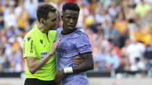 Wasit Ricardo De Burgos Bengoetxea berusaha menenangkan striker Real Madrid, Vinicius Junior pada laga pekan ke-35 Liga Spanyol 2022/2023 di Mestalla Stadium, Valencia, Senin (22/5/2023) dini hari WIB. (AP Photo/Alberto Saiz)