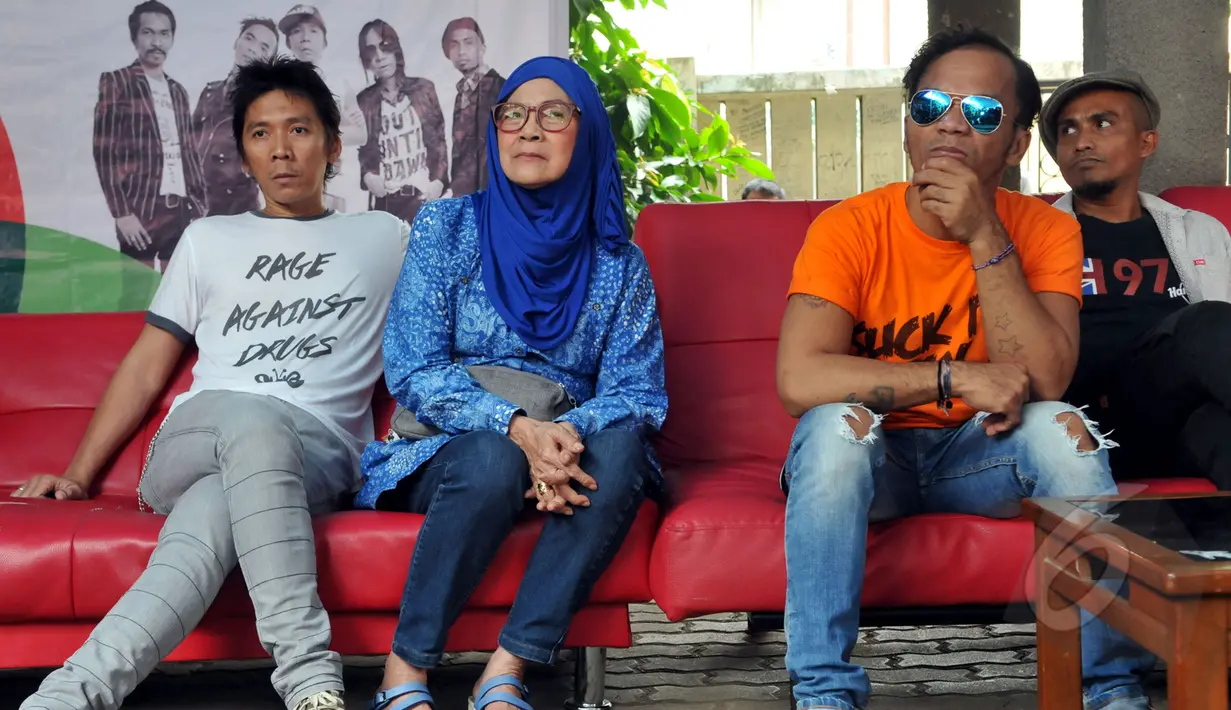 Slank ditemani Bunda Iffet saat menggelar konferensi pers konser bertajuk "Drugs Free Asia-Afrika" di Potlot, Duren Tiga, Jakarta Selatan, Senin (13/4/2015). Rencananya konser akan digelar di Monas pada Minggu (19/4). (Liputan6.com/Panji Diksana)