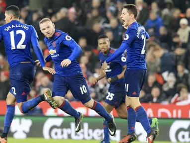 Kapten Manchester United, Wayne Rooney (tengah) merayakan golnya ke gawang Stoke City pada lanjutan Premier League di Bet365 Stadium, Stoke-on-Trent, (21/1/2017). Setan Merah bermain Imbang 1-1. (AFP/Lindsey Parnaby)
