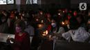 Jemaat mengikuti ibadah perayaan malam Natal di Gereja Protestan Indonesia Bagian Barat (GPIB) Effatha, Jakarta, Jumat (24/12/2021). Ibadah malam ini mengangkat tema Nyanyian Pujian. (Liputan6.com/Johan Tallo)