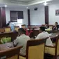 Rapat dengar pendapat warga bersama anggota DPRD Batam di Ruang Komisi III DPRD Batam, Senin (29/5/2023), membahas soal krisis air bersih di Batam. (Liputan6.com/ Ajang Nurdin)