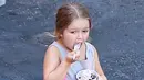 Harper Beckham terlihat menikmati es krim di LA pada 20 Agustus 2015. Harper tampil sporty dengan menggunakan busana olaraganya. (harperbeckhamfashion)