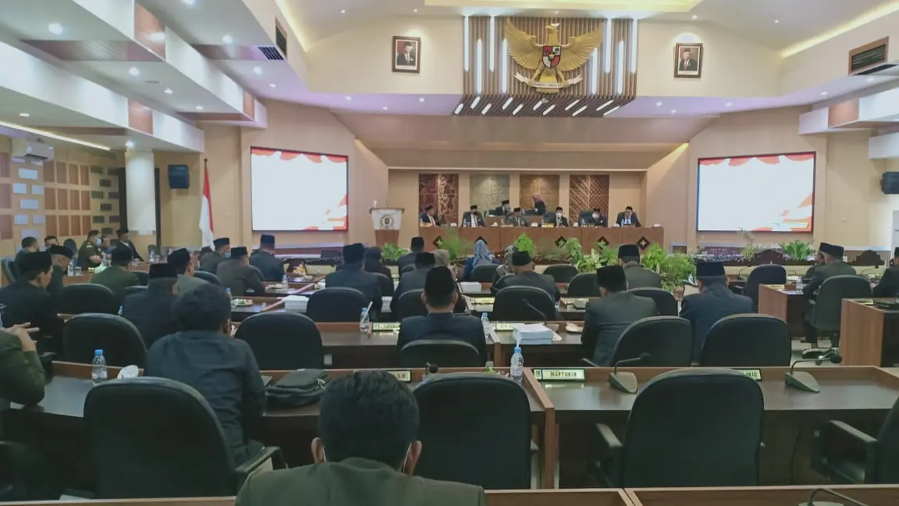 Rapat paripurna DPRD Tuban menyambut HUT ke 77 RI. (Adirin/Liputan6.com)