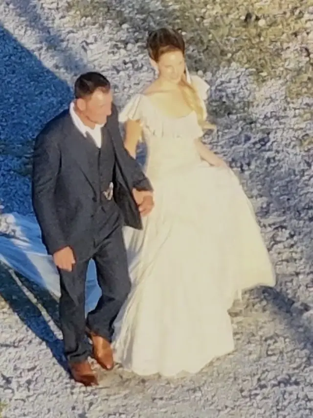 Potret Lana Del Rey Bergaun Putih, Dinikahi Alligator Tour Guide di Louisiana