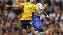 Penyerang Wolverhampton Wanderers Raul Jimenez (kiri) berebut bola dnegan gelandang Manchester United (MU) Fred pada match day ketiga Liga Inggris di Stadion Molineux, Minggu (29/8/2021). MU menang tipis 1-0 lewat gol Mason Greenwood. (Nick Potts/PA via AP)
