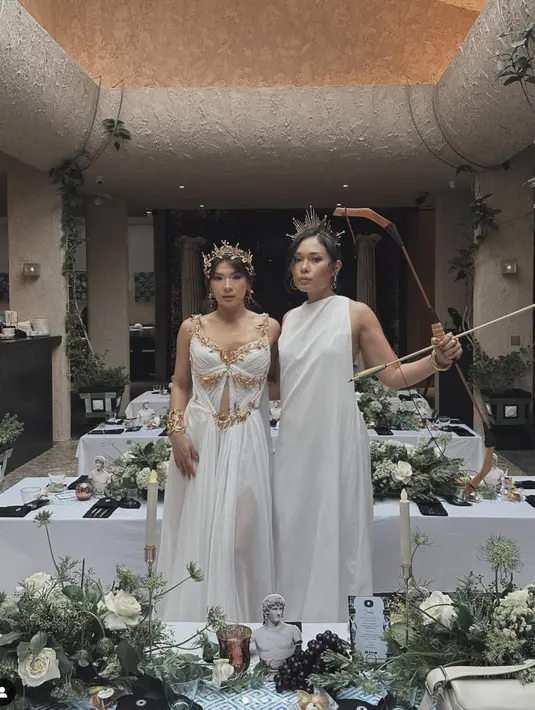 Pada kesempatan ini, Anastaasia kenakan dress putih dengan detail daun emas serta hiasan kepala yang senada. Gaun tersebut rancangan Hian Tjen, Sedangkan Ayla Dimitri juga terlihat menghadiri ulang tahun sang sahabat dengan gaun putih, lengkap dengan crown yang digunakan.  [Foto: Instagram/ Anastasia Siantar]