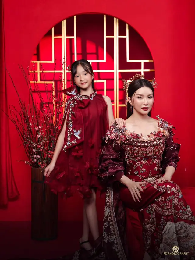 Sambut Imlek 2026, Sarwendah Tampil Anggun dengan Majestic Dress Bersama Kedua Putrinya