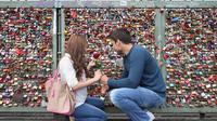 Banyak sejoli yang menyematkan 'gembok cinta' di jembatan di Paris tersebut sebagai simbol kesetiaan cinta.