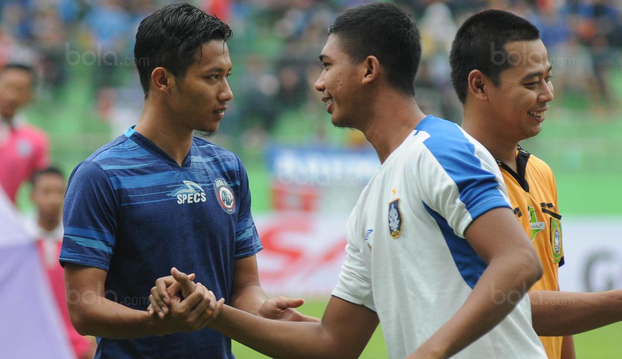 Kapten baru Arema FC, Dendi Santoso, bersalaman dengan pemain PSIS sebelum laga uji coba di Stadion Gajayana, Malang, Kamis (4/1/2018). Arema FC menang 5-3 atas PSIS. (Bola.com/Iwan Setiawan)