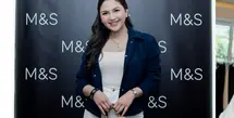 Untuk bawahan, istri Yakup Hasibuan itu memilih rok bersiluet mermaid yang membentuk tubuh. Warna putih dipilih untuk menyelaraskan atasan yang dikenakannya. [@jscmila].