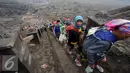 Warga suku Tengger mendaki Gunung Bromo untuk melaksanakan upacara Kasada, Probolinggo, Kamis (21/6). Di puncak Gunung Bromo warga akan melemparkan sesaji berupa hasil bumi sebagai wujud syukur pada Sang Hyang Widi. (Liputan6.com/Helmi Fithriansyah)