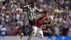 Bek Manchester United (MU) Aaron Wan-Bissaka berebut bola dengan penyerang Arsenal Gabriel Martinelli pada pekan keempat Liga Inggris 2023/2024 di Emirates Stadium, Minggu (3/9/2023) waktu setempat. (AP Photo/Kirsty Wigglesworth)