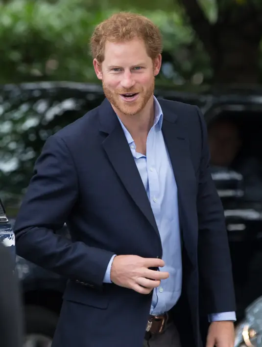 Meghan terlihat tengah berlenggang di kawasan Toronto pada 7 Desember lalu dengan memakai sebuah gelang di tangannya. Di hari yang sama, Harry pun kabarnya juga mengenakan gelang tersebut. (AFP/Bintang.com)